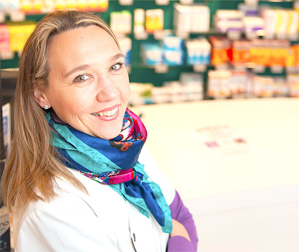 alexia-jadot-a-propos Photo de profil Alexia JADOT en tenu de Pharmacien